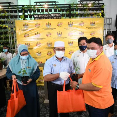 Penyerahan Benih Sayur Kepada Wira Oren 9