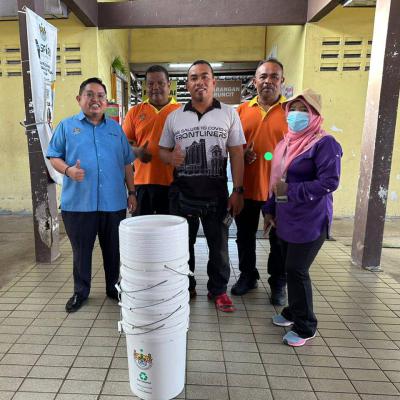 Penyerahan Tong Sisa Organik Di Pasar Awam Sungai Dua Butterworth 7