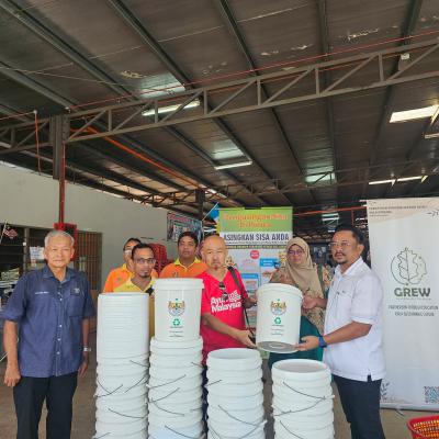 Penyerahan Tong Sisa Organik Di Pasar Awam Seberang Jaya 4