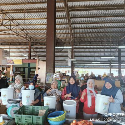 Penyerahan Tong Sisa Organik Kepada Peniaga Sayur Di Pasar Awam Seri Penanti 1