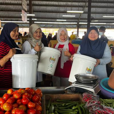 Penyerahan Tong Sisa Organik Kepada Peniaga Sayur Di Pasar Awam Seri Penanti 1