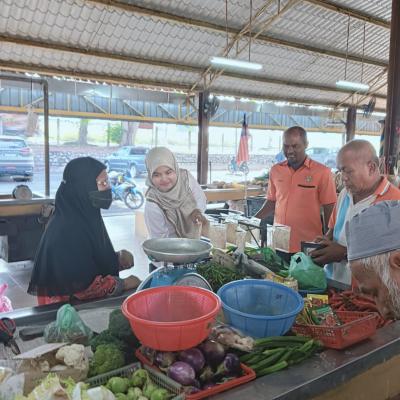 Penyerahan Tong Sisa Organik Kepada Peniaga Sayur Di Pasar Awam Seri Penanti 2