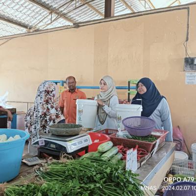 Penyerahan Tong Sisa Organik Kepada Peniaga Sayur Di Pasar Awam Seri Penanti 3