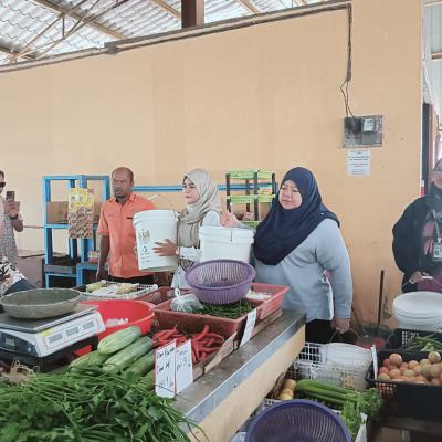 Penyerahan Tong Sisa Organik Kepada Peniaga Sayur Di Pasar Awam Seri Penanti 4