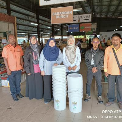 Penyerahan Tong Sisa Organik Kepada Peniaga Sayur Di Pasar Awam Seri Penanti 5