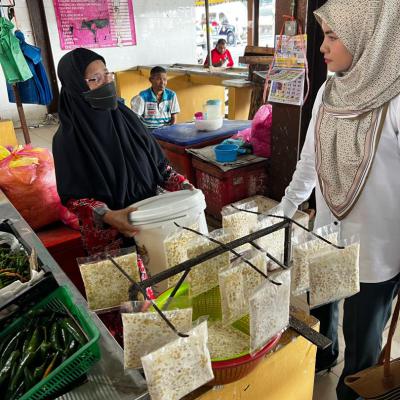 Penyerahan Tong Sisa Organik Kepada Peniaga Sayur Di Pasar Awam Seri Penanti 6