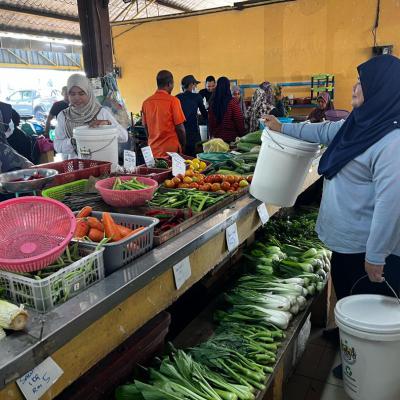 Penyerahan Tong Sisa Organik Kepada Peniaga Sayur Di Pasar Awam Seri Penanti 7